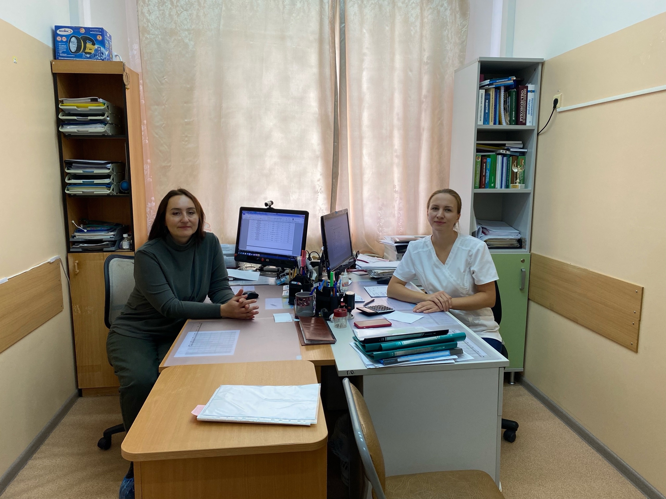 Галина Гуляева встретилась врачом детского отделения окружной больницы