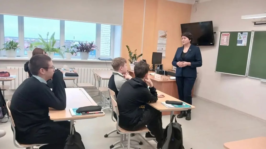 Уполномоченный по правам ребёнка в НАО Лиана Храпова провела профилактические уроки в школах Нарьян-Мара