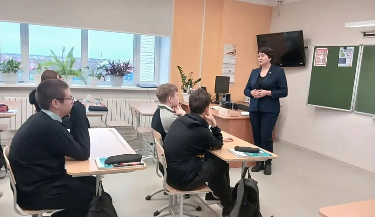 Уполномоченный по правам ребёнка в НАО Лиана Храпова провела профилактические уроки в школах Нарьян-Мара